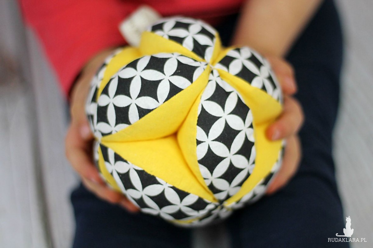Piłeczka puzzlowa Takane Montessori – kropki żółto-niebieskie + czarny
